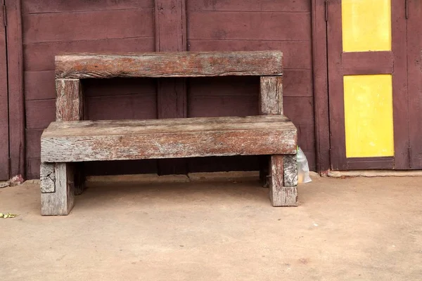 Старая деревянная скамейка — стоковое фото