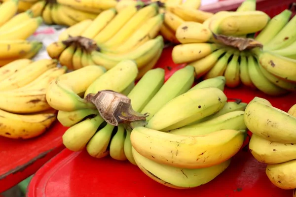 Banan na rynku — Zdjęcie stockowe