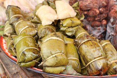 Muz yapraklarına sarılmış pirinç.