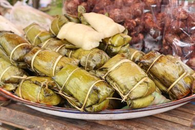 Muz yapraklarına sarılmış pirinç.