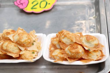 Hindistan cevizi sütü karıştırın şeker ve un