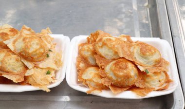 Hindistan cevizi sütü karıştırın şeker ve un