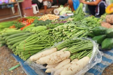 Sebze piyasada satan dükkanlar