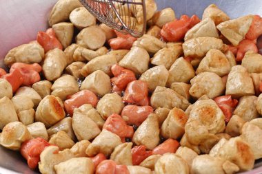 Kızarmış köfte ve sosis sokak gıda