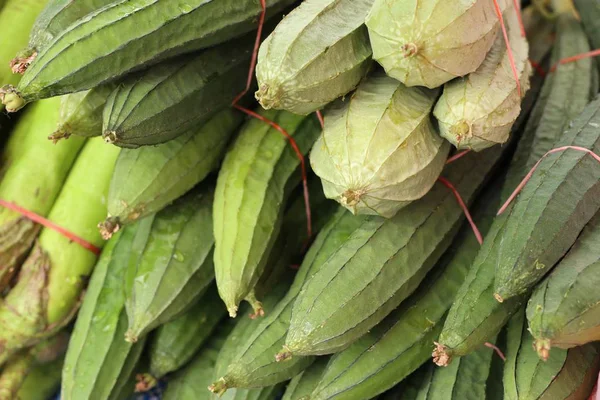 Verse luffa in markt — Stockfoto