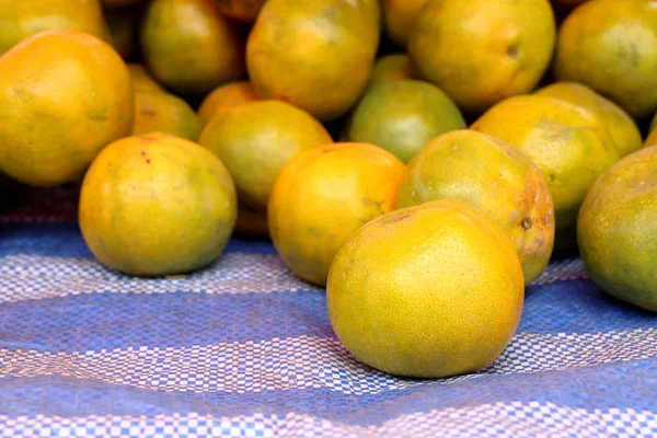 Orange frukt på gata mat — Stockfoto