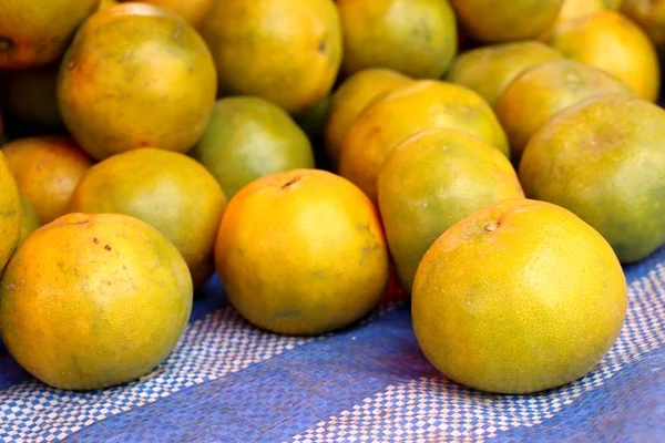 Orange frukt på gata mat — Stockfoto