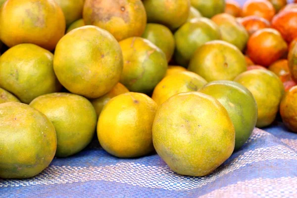 Oranžové plody na pouliční stánky s jídlem — Stock fotografie