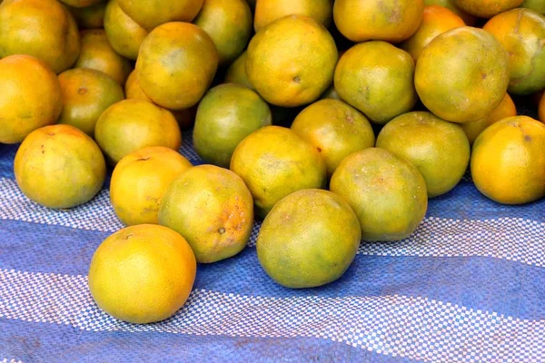 Oranžové plody na pouliční stánky s jídlem — Stock fotografie