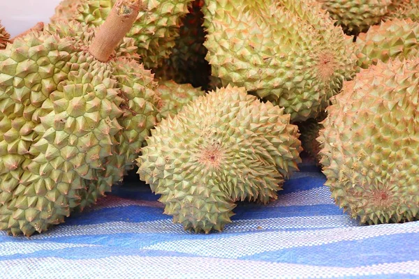 Fruta durian em comida de rua — Fotografia de Stock