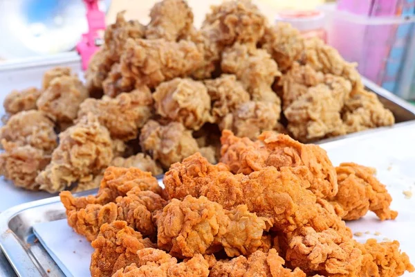 Frango frito em comida de rua — Fotografia de Stock