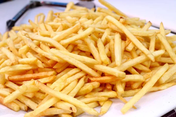 Batatas fritas em comida de rua — Fotografia de Stock