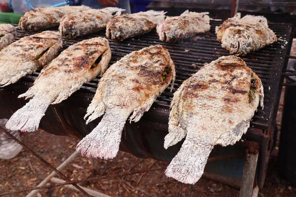 Pescado sal a la parrilla en comida callejera — Foto de Stock