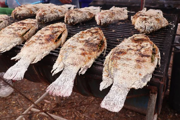 Vis-gegrilde zout op straat eten — Stockfoto