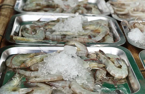 Camarones frescos en la comida de la calle —  Fotos de Stock