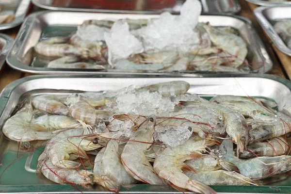 Camarones frescos en la comida de la calle — Foto de Stock