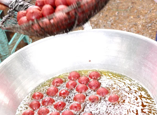 Smažené sladké brambory na pouliční stánky s jídlem — Stock fotografie
