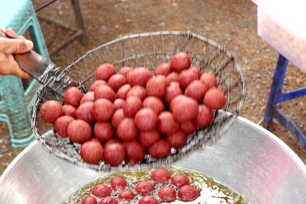 Smažené sladké brambory na pouliční stánky s jídlem — Stock fotografie