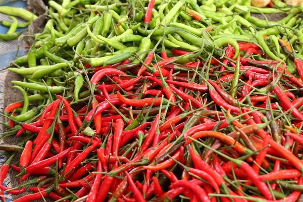 Świeże chili na rynku — Zdjęcie stockowe