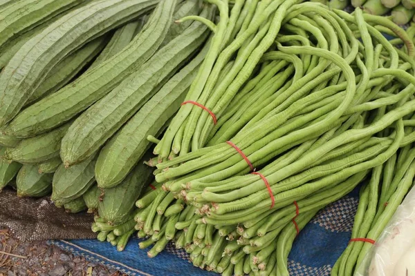 Långa bönor på marknaden — Stockfoto