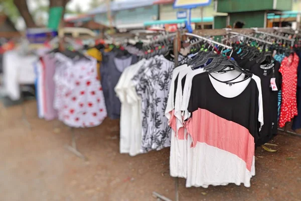 Shop kleding voor verkoop op de markt — Stockfoto