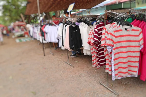 Магазин одежды для продажи на рынке — стоковое фото