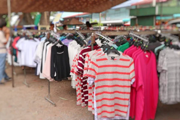 Comprar roupas para vendas no mercado — Fotografia de Stock