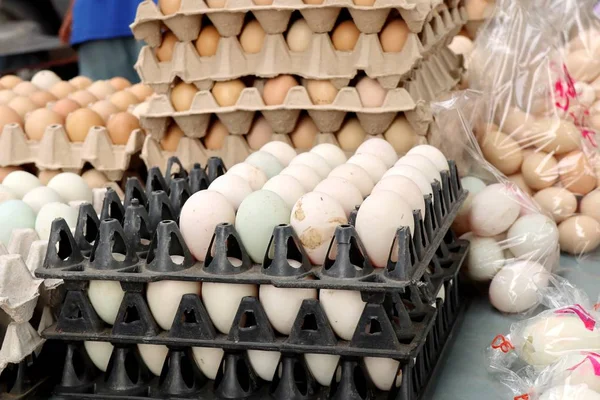 Яйца белой утки на рынке — стоковое фото