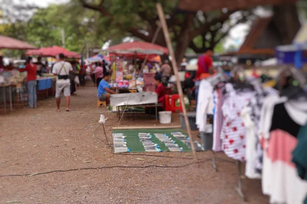 Comprar roupas para vendas no mercado — Fotografia de Stock