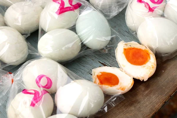 Saltade ägg i gata mat — Stockfoto