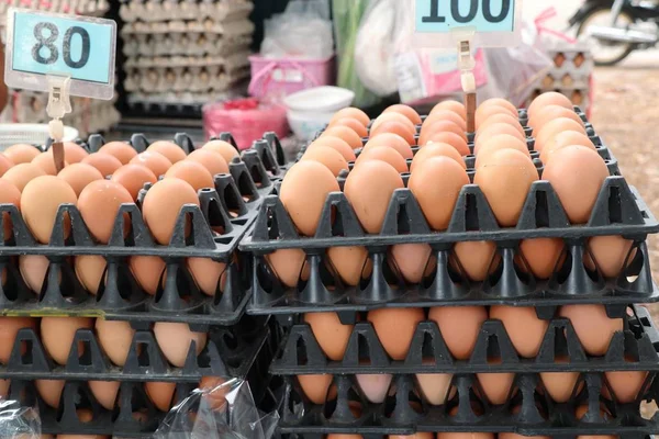 Hönan ägg i marknaden — Stockfoto