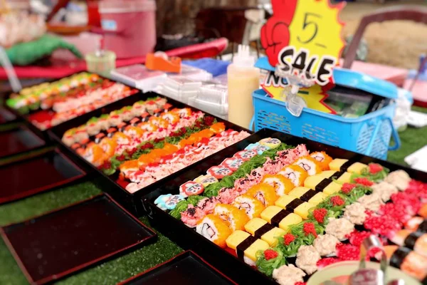 Leckeres Sushi beim Streetfood — Stockfoto