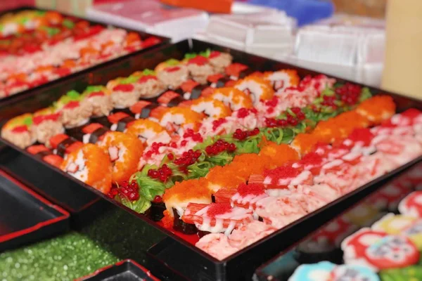 Sabroso sushi en la comida de la calle —  Fotos de Stock