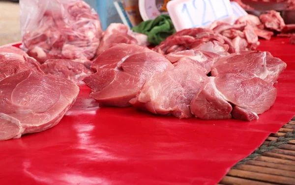 Viande de porc fraîche sur le marché — Photo