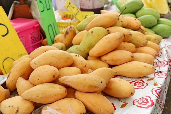 Mango op straat eten — Stockfoto