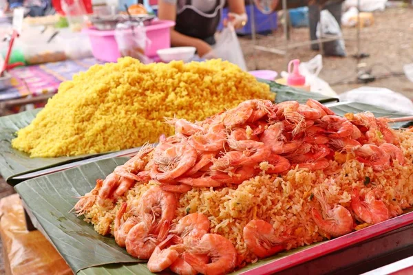 Arroz frito de camarones en comida callejera — Foto de Stock