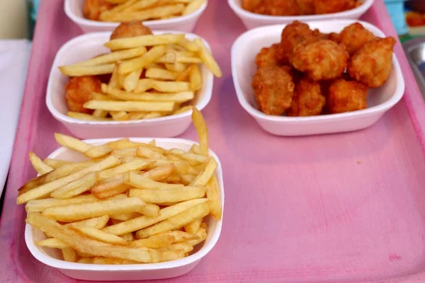 Franse frietjes en gebakken kip op de markt — Stockfoto