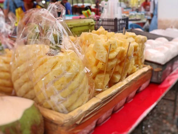 Abacaxi em comida de rua — Fotografia de Stock