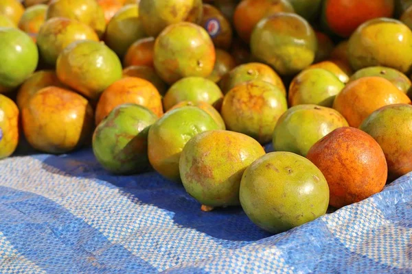 Orangenfrüchte beim Streetfood — Stockfoto