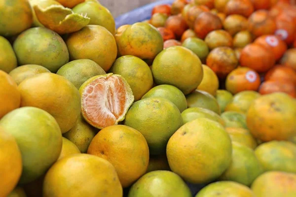 Orange frukt på gata mat — Stockfoto