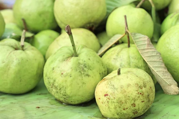 Guava ovoce na pouliční stánky s jídlem — Stock fotografie