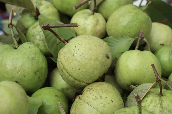 Guava ovoce na pouliční stánky s jídlem — Stock fotografie