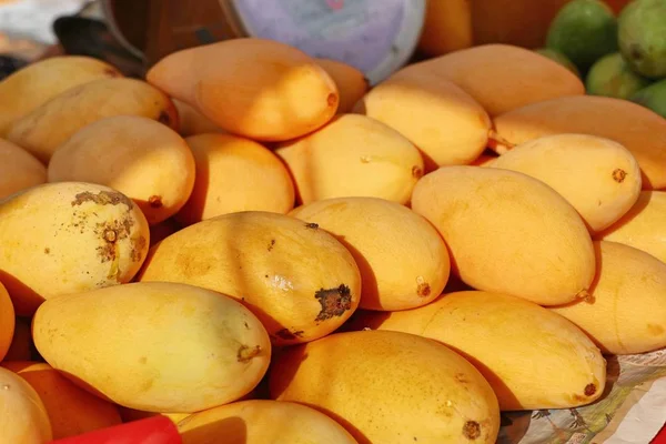 芒果在街头美食 — 图库照片