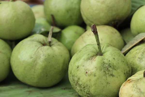 Guava ovoce na pouliční stánky s jídlem — Stock fotografie