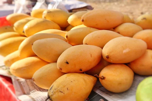 Mango op straat eten — Stockfoto