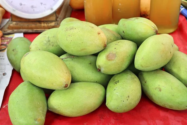 Mango op straat eten — Stockfoto