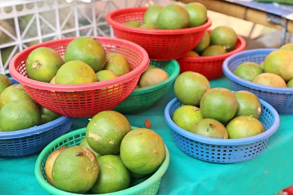 Limones en la comida callejera — Foto de Stock