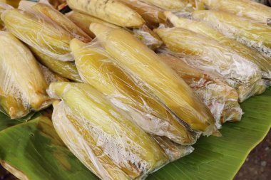 piyasada haşlanmış mısır