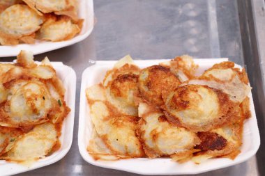 Hindistan cevizi sütü karıştırın şeker ve un