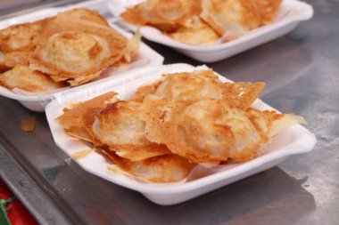 Hindistan cevizi sütü karıştırın şeker ve un